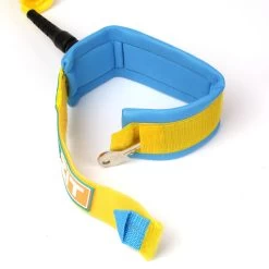 LEASH DE SUP HOWZIT COIL JAUNE/BLEU 9' -Aqua Gear Soldes leash de sup howzit coil jaune bleu 9 1 3